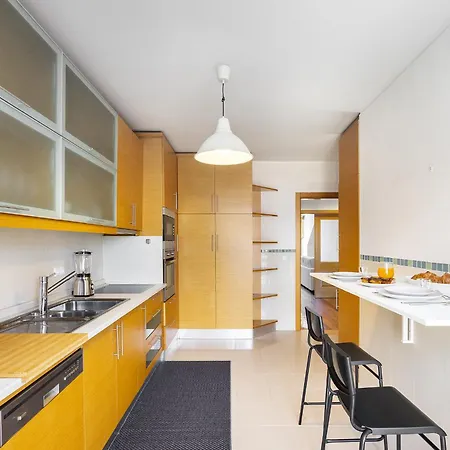 Whome Charming Urban Retreat With Skyline Views リスボン