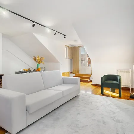 Whome Charming Urban Retreat With Skyline Views アパート *